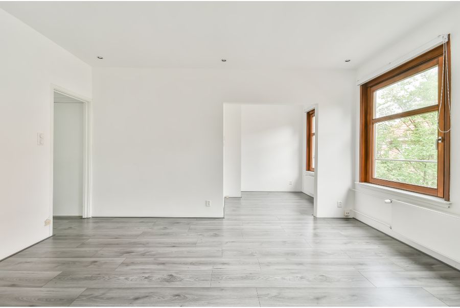033334_6360$interior-white-room-windows-laminate-floor